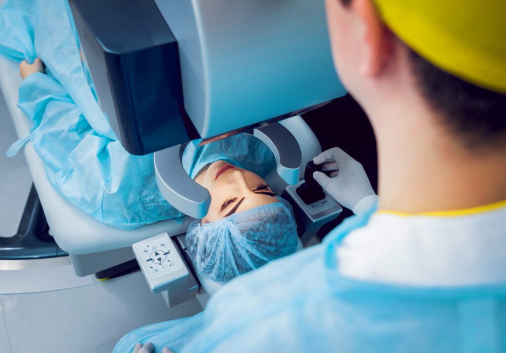 Mujer haciéndose operación de astigmatismo