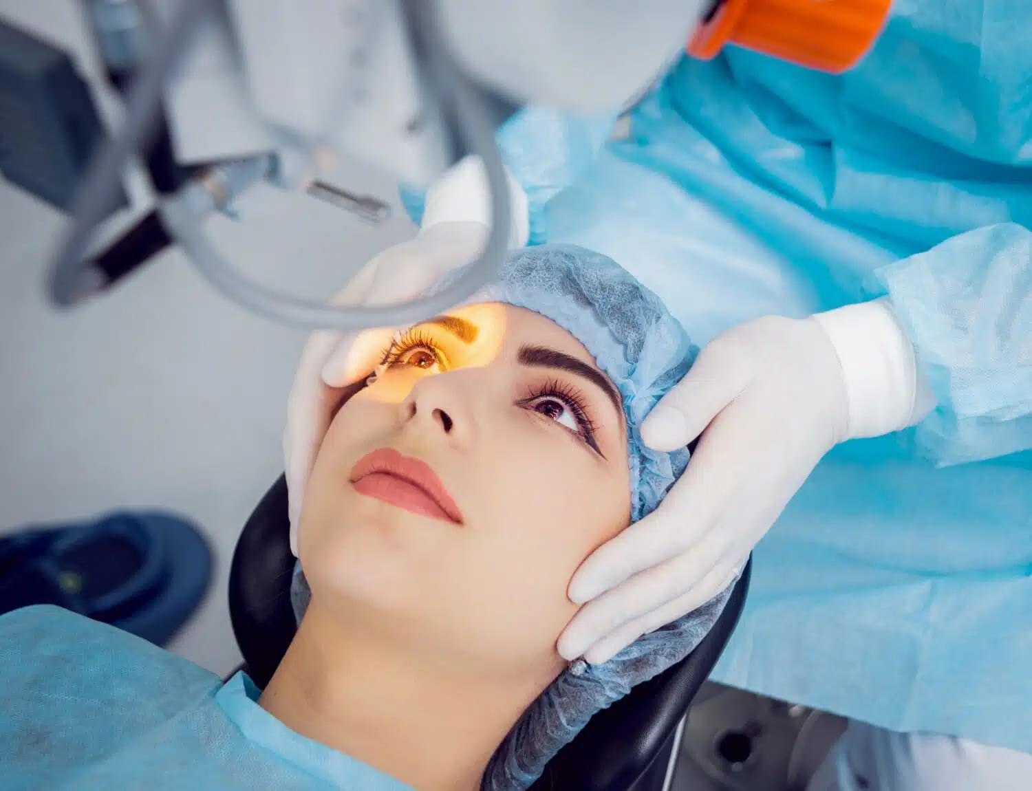 Mujer preparándose para cirugía laser en sus ojos