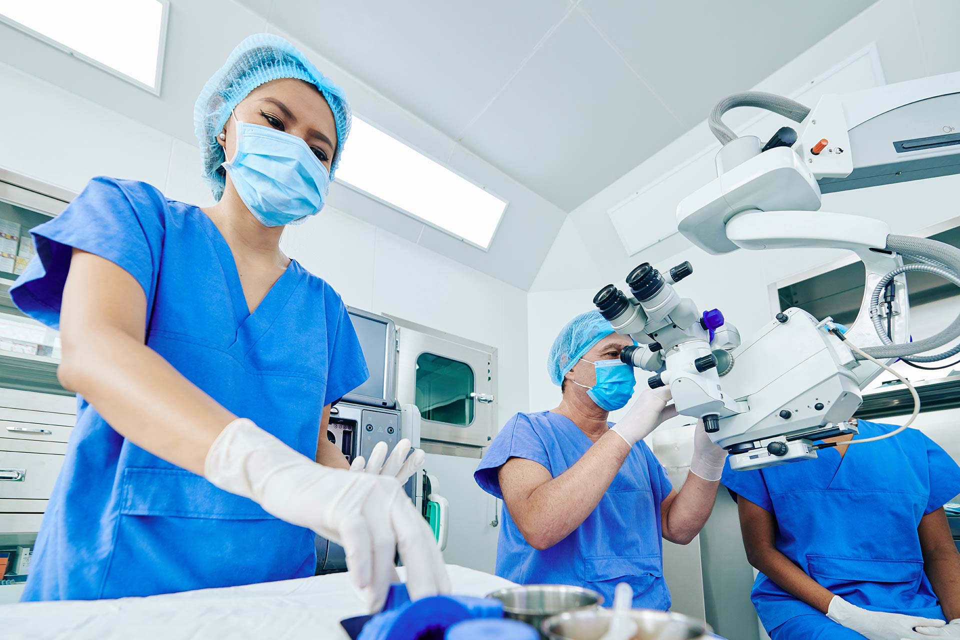 Profecionales de la salud ocular realizando cirugía láser en los ojos