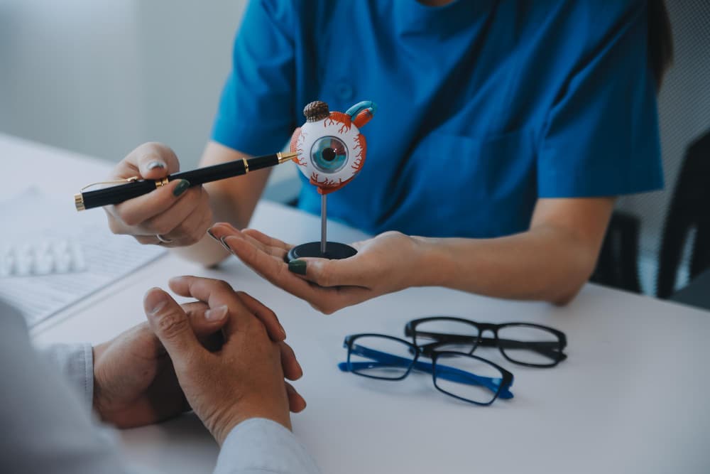 Cirujano oftalmólogo en Quito explicando la cirugía