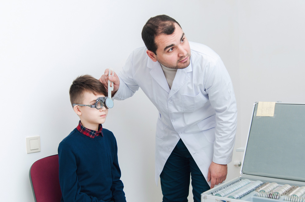 Niño en consulta de revisión oftalmológica con miopía progresiva