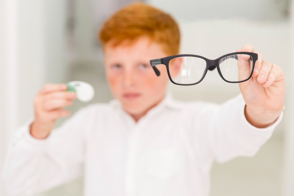 Niño en consulta de oftalmología por miopía progresiva